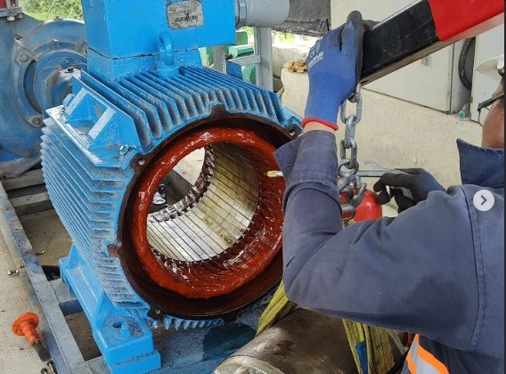 Reparación de motores eléctricos: proceso de rectificación y cambio de rodamientos en motor de gran escala para la industria.