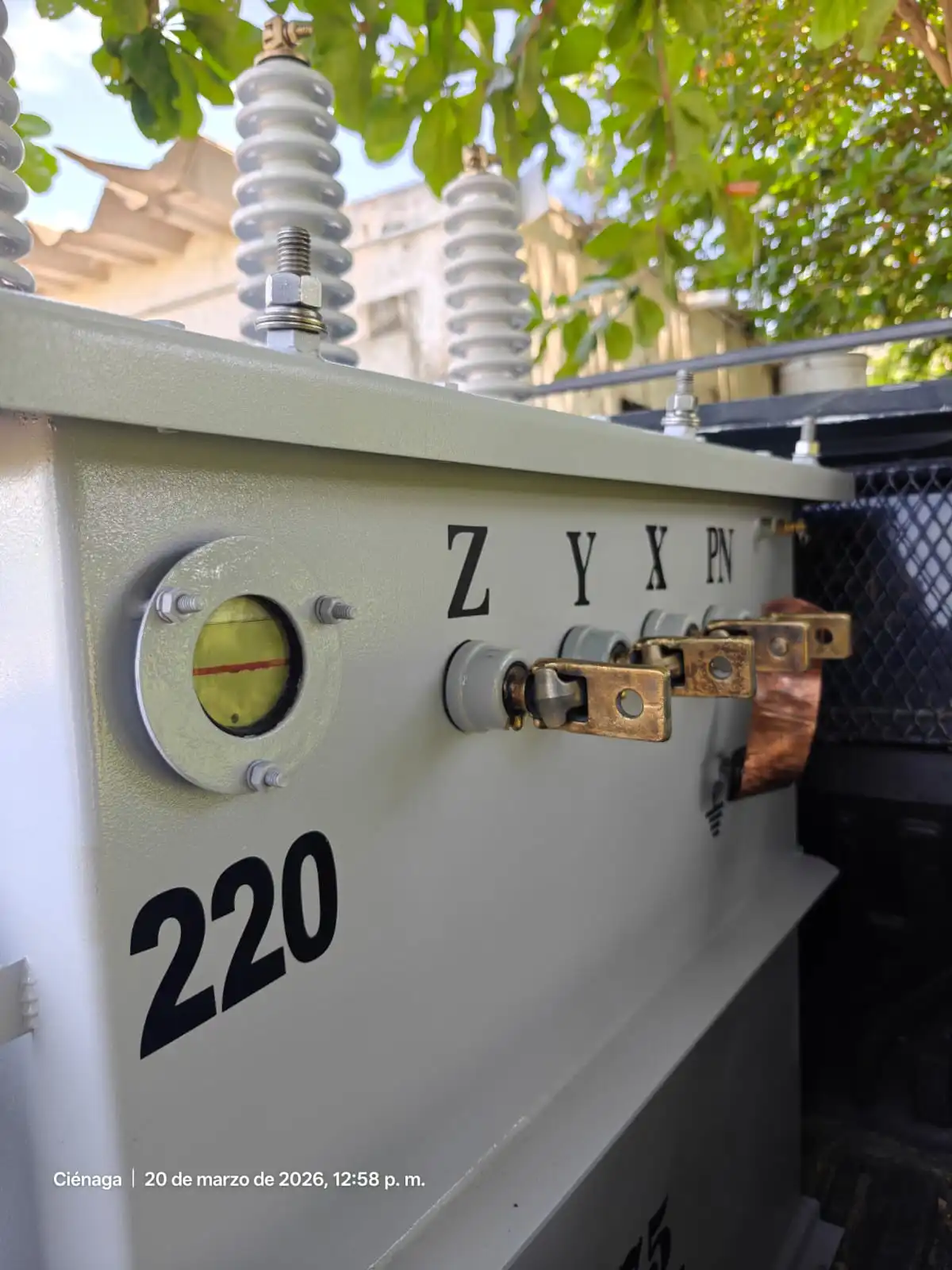 Antes y después del mantenimiento preventivo de un transformador de distribución: de equipo con suciedad y desgaste a unidad limpia, pintada y con bornes protegidos.