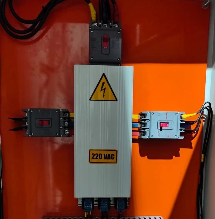 Vista de un tablero eléctrico industrial organizado y señalizado para sistemas de control y monitoreo.