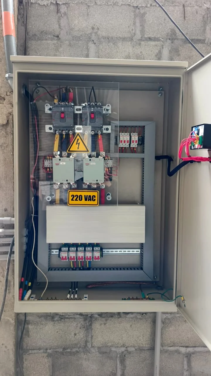 Tablero eléctrico industrial instalado por SIEEC S.A.S. en Colombia con cableado organizado, breakers y protecciones certificadas bajo NTC 2050