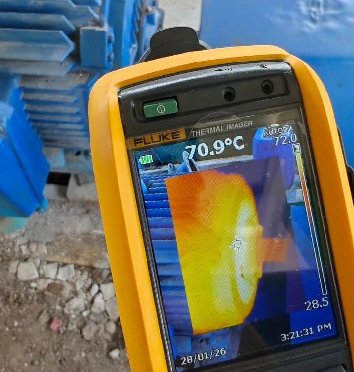 Uso de cámara térmica de alta resolución para la detección temprana de sobrecargas y fallas eléctricas en activos críticos industriales.